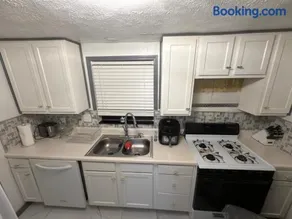 Cozy 3BR House with Garage - Image 2