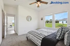 Modern Farmhouse in McDade - Image 3