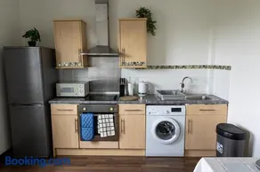 Luxury 2 Bed Apartment in City Center with Parking - Image 4