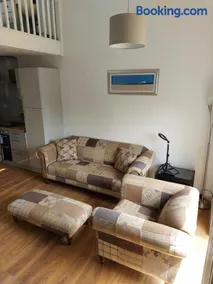 1 Bedroom House with Garden and off road private parking - Image 3