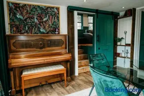 Heron's Perch- A pond-side retreat with cinema room - Image 5