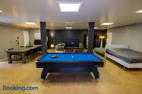 Studio with Pool Table and Optional Sauna & Hot Tub - Image 2