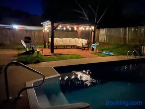 Relaxing Oasis with Pool Gazebo in Family-Friendly Neighborhood - Image 1