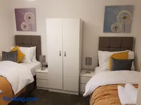 Milton House - Entire 3Bed House FREE WIFI & 4 FREE PARKING Spaces Serviced Accommodation Newcastle UK - Image 5