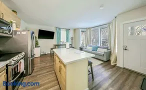 DT Stylish & Newly Renovated Home 2BR Sea Tac 6 Miles with AC - Image 2