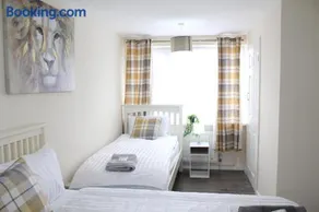 Exquisite Stays Free parking, fast WiFi, close to city centre - Image 2