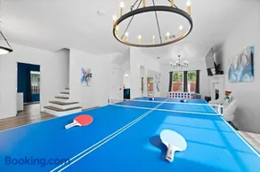 Modern 5 BR with Pool and Games - Image 4