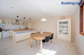 Bonita casa con piscina compartida junto Barcelona Centro - Image 3