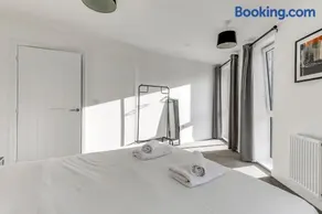 City Living! ChelmsfordCityCentre 2Bed2Bath Free Parking Balcony by The Opulent Property Project UK - Image 3