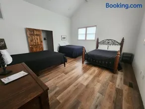 LG's Over White River - 4 Bedroom 3 Bath Spacious House - Image 3
