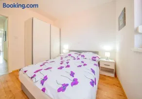 Apartment with 2 Bedrooms in Vrsi with Enclosed Garden and WiFi 350 m from The Beach - Image 5
