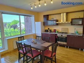 Spacious & Cozy Apartment with Forest View - Image 3