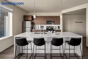Gorgeous 2BD 2BA Pool,Gym,Htub near Convention Ctr - Image 2