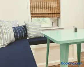 Retro 3BR Cottage-Fast WiFi-Near Hospitals&Sports - Image 2