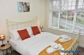 Cosy yet spacious, 3BR, Parking, Village Location - Image 4