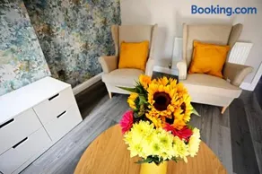 Cute townhouse with parking space in village near Leeds & York - Image 3