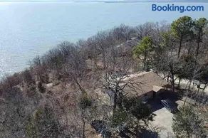 Lakehouse Getaway with Beautiful Views - Image 2