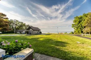 Cozy Lakefront Cottage - Image 2