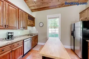 Charming Lakefront Home Sleep 12 Dock Boat Launch - Image 4