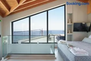 Ristanis Loft Mare Beachfront Retreat - Image 2