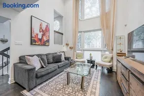 5 Bedroom House, Backyard, Free Parking, Eaton Center! - Image 1