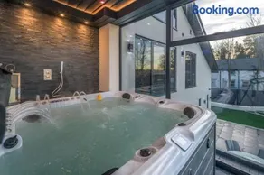 Durham Mansion Retreat Pool, Hot Tub, Cinema, Spa, Sleeps 20 - Image 4