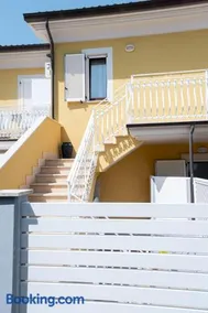 Villino a schiera con ingresso indipendente con balcone e piccola corte esterna con doccia a due passi dal mare - Image 3
