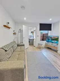 Amaya Six - Sleeps 4 - Modern 1 bed - Newly renovated - Central Grantham - Free Gym Access - Image 3