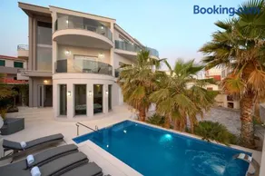 Beachfront Villa Sevid with heated pool and jacuzzi - Image 3