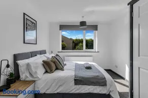 Group-Friendly 4-BR Home with Space & Comfort - Image 2
