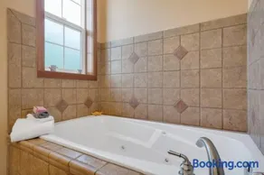3BR Retreat 8 Blocks to Beach Jacuzzi Tub - Image 2