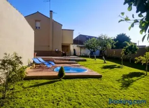 Charming House in Esteiro with Garden and Terraces - Image 2