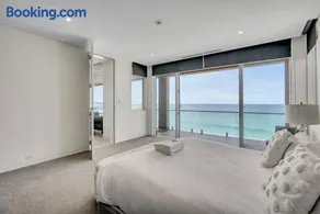 Serene Stay Breathtaking Beachfront with Spa - Image 5