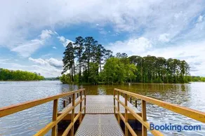 Elegant lakefront home with fast WiFi, large yard & dock - Image 5