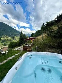Chalet Opalpin Lodge & Spa, vue montagne et jacuzzi - Image 1