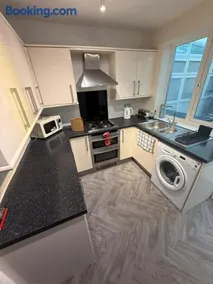 Spacious 3 bed house garden & parking sleeps 5 - Image 2