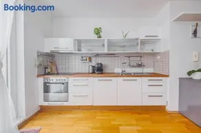Modern apartment with garage parking - Image 1