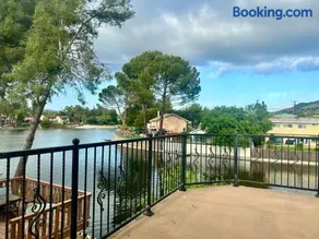 Lakefront House With Breath Taking Views - Image 2
