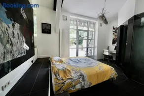 Bel appartement design entouré de nature avec piscine - Image 3