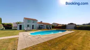 Villa avec terrasse, piscine chauffée et jardin - Image 1