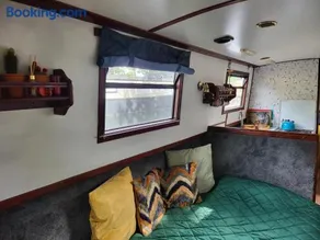 Comfy Canal in Little Venice for Family & Friends - Image 4
