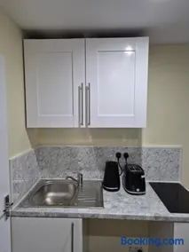 Spacious one bedroom Self Contain with toilet and bath - Image 4