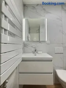 Cozy La Rocade apartment with free parking - Image 2