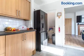 5BR - House - Hot Tube - Airport - A38-A50 - Parking - Image 4