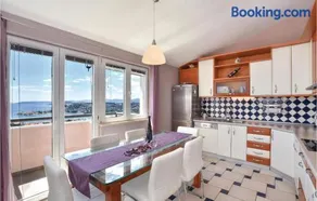 Six-Bedroom Holiday Home In Podstrana - Image 2