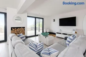 Luxury Seafront Family Home - Indoor Pool - Image 3
