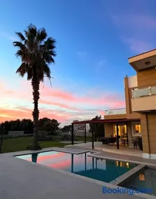 Gia's Luxury Residence - Image 1