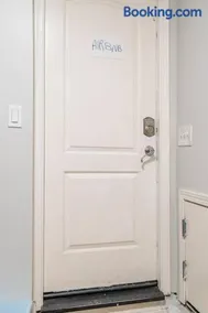 Guests house Queen Bed with private entrance - Image 2