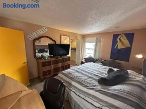 Deluxe bedroom in a beautiful home - Image 4