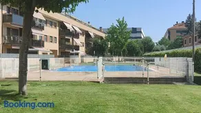 Red Wine Haro, piscina y parking - Image 3